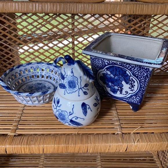 Blue and white ceramic fruit assortment - Picture 1 of 8